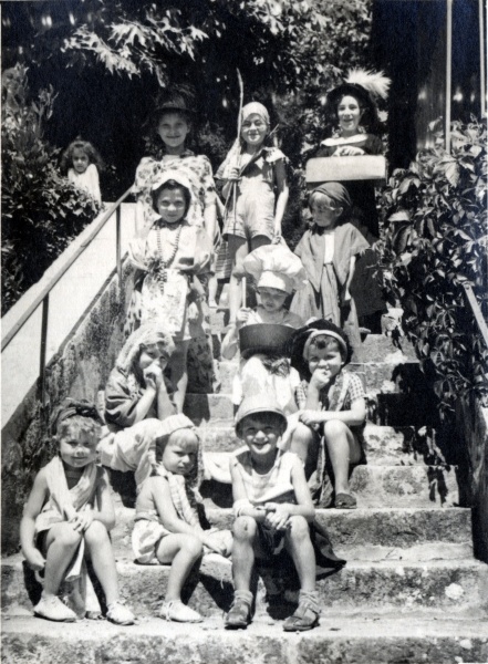 enfants  Narbonne (Philippe et Jacqueline en haut  droite, Olivier  droite au second plan)