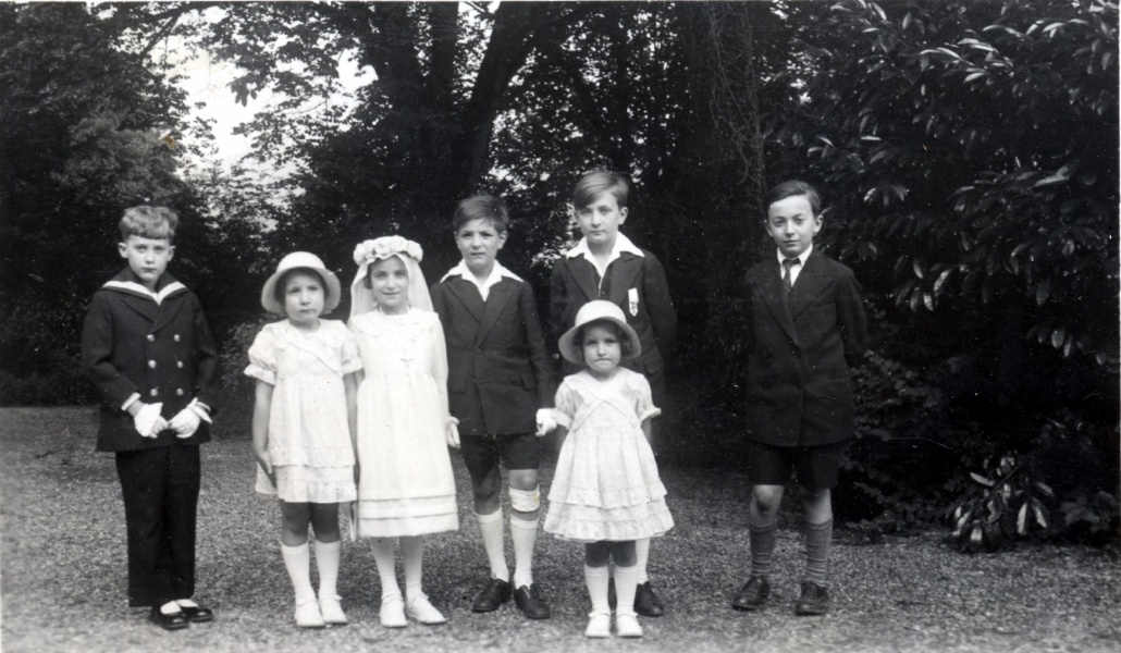 ? - Sassenage, premire communion de Genevive Jr: Ccile; X, Marie-Thrse Jr, Genevive Jr, Jean, Joseph Jr, Michel