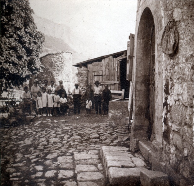 1933 - Les Dourbes: Jean, Ccile, Genevive Jr, Marie-Thrse Jr, X, Joseph, X; Genevive, Germaine, Paule, Andr, X, ...