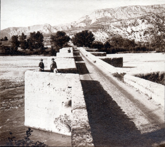 1934 - Les Salles, pont du Verdon: Genevive, Jeanne