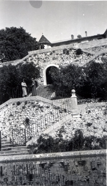 1934 - Chteau d'Aiguines: Jeanne, Genevive