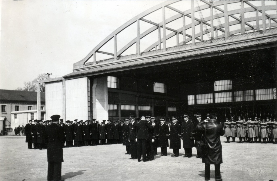 mai 1934 - Avord: remise de dcoration  Jacques