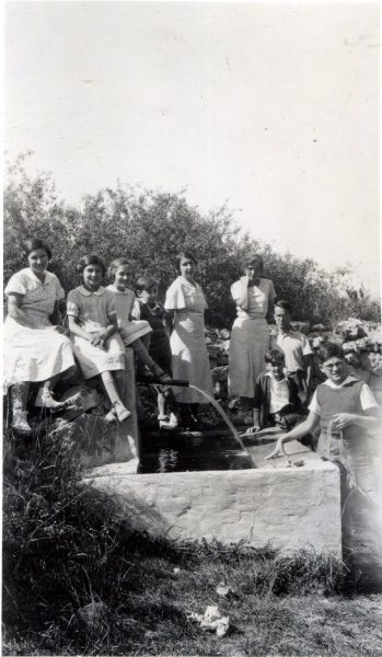 septembre 1935 - fontaine de Cousson: enfants Prouvost et Mugel, Jeanne, Irne, Pierre