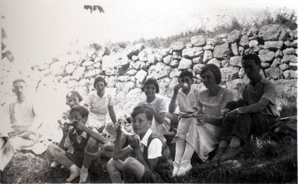 septembre 1935 - fontaine de Cousson: enfants Prouvost et Mugel, Jean Prouvost, Irne, Pierre