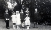 ? - Sassenage, premire communion de Genevive Jr: Ccile; X, Marie-Thrse Jr, Genevive Jr, Jean, Joseph Jr, Michel