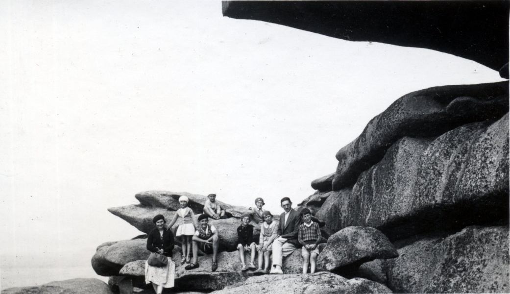 septembre 1936 - Trgastel: famille Prouvost, Paul Mugel et Paule