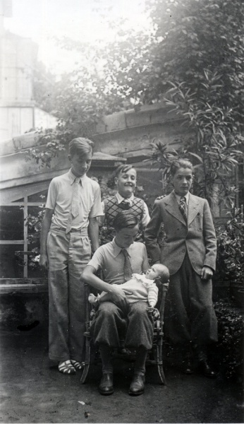 septembre 1936 - Digne: Jacqueline; Michel; Joseph Jr, Paul Mugel, Jean