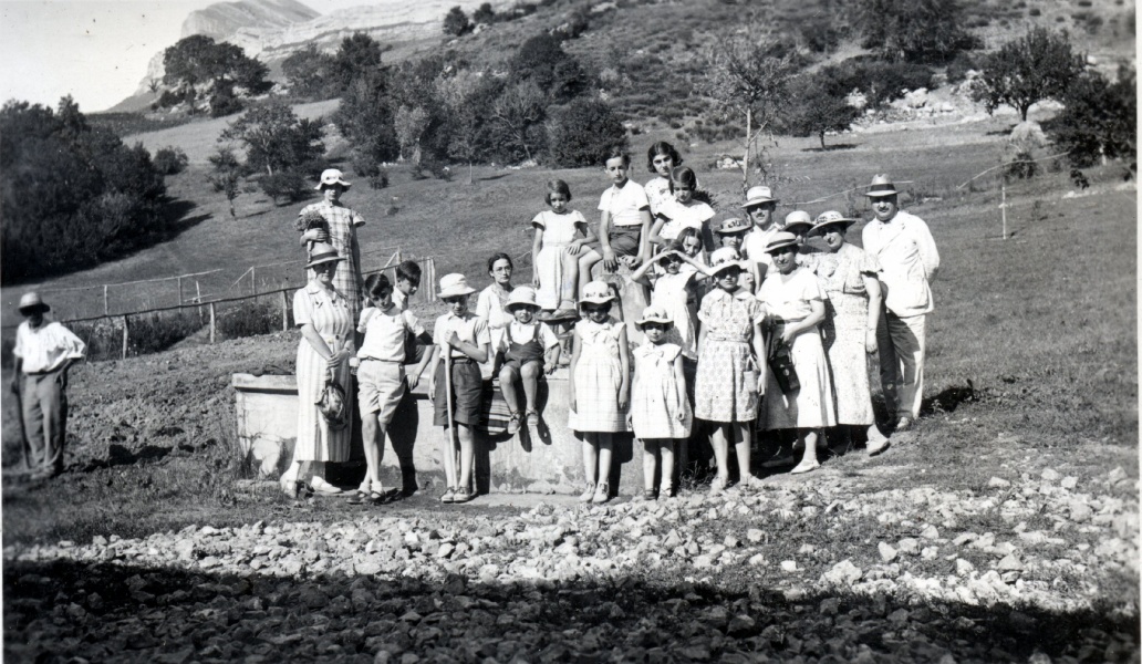 septembre 1937 - Maison forestire des Dourbes: Genevive, Jean et Jeanne Prouvost, Andr et Germaine, leurs enfants, autres