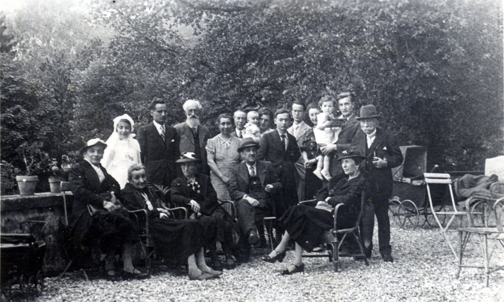 1938 - Sassenage: X, Mme Ragis, ...; Genevive Jr, X, X, Germaine, Louis, Philippe, Irne, Michel, Pierre,  Genevive, Jacqueline, Jean, M. Ragis