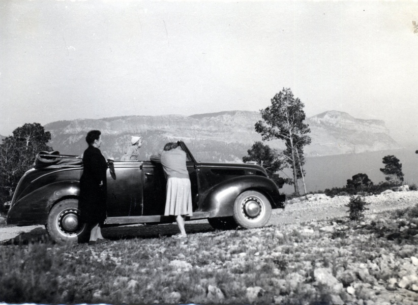Calanques, 21 mai 1950 : Genevive, Sylvie, Madeleine ; au fond, le cap Canaille