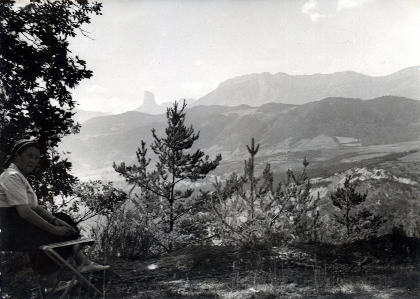 Route de la corniche du Drac, 27 aot 1950 : au fond, le Mt Aiguille et le Grand Veymont : Genevive