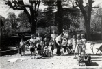 La Raymonde, Pques 1950 : Nicolas, tienne, Rmi, Sylvie, X, Isabelle, Florence ; Jrme, Vincent, Philippe, Olivier, Michel, Franoise, Agns, Irne, X, Catherine, Anne ; Madeleine, Pierre