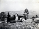 Calanques, 21 mai 1950 : Genevive, Sylvie, Madeleine ; au fond, le cap Canaille
