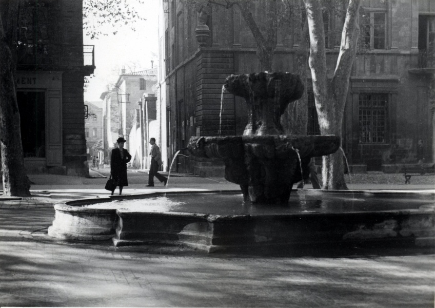Aix, cours Mirabeau, avril 1949 : Genevive