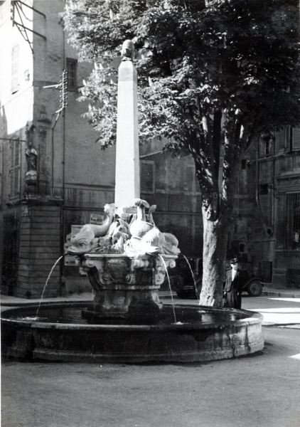 Aix, fontaine des 4 dauphins : Genevive
