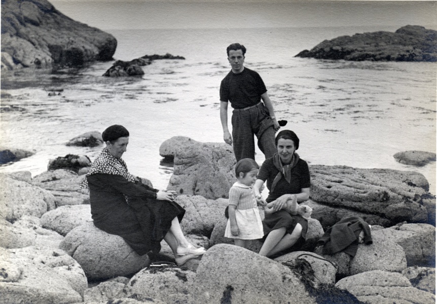 (La Baule août 1939 - Henri, Maïté et les deux Geneviève)