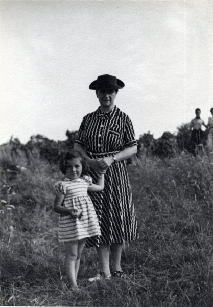 (Geneviève et Jacqueline - St André d'Apchon - août 1940)