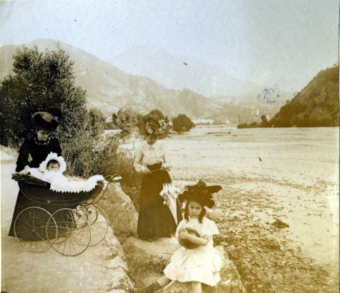 1906: Marie-Louise, Jacques, Genevive, Paule