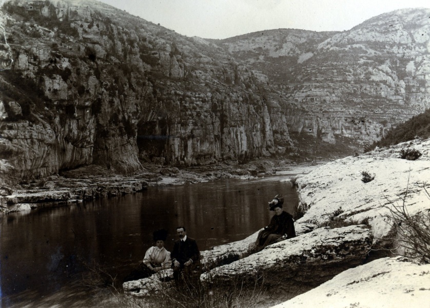 Gorges de l'Ardche, 1908: Genevive, Louis et autre (Bchevet)