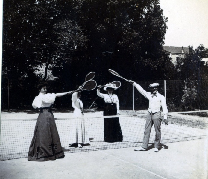 Viviers, 1909: tennis avec les Maginot