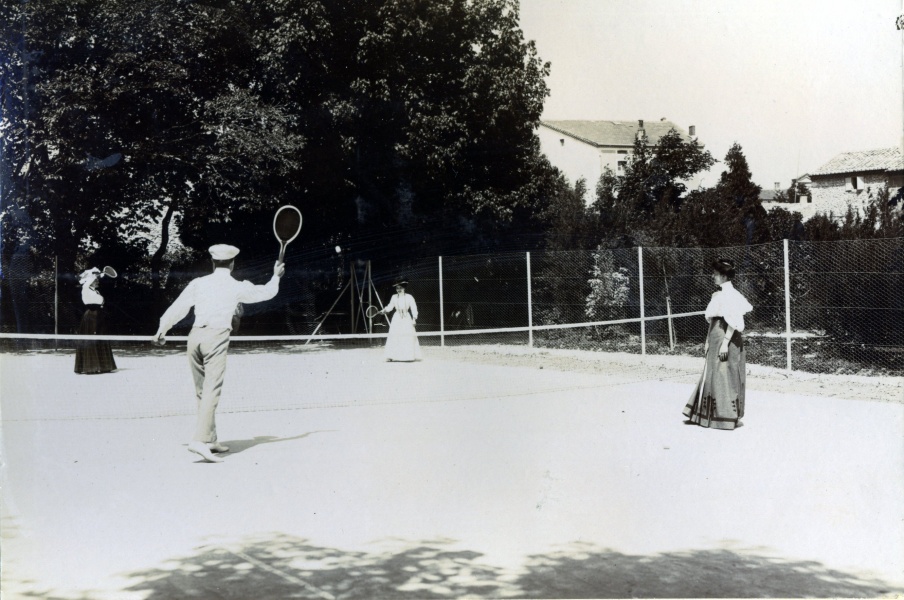 Viviers, 1909: tennis avec les Maginot