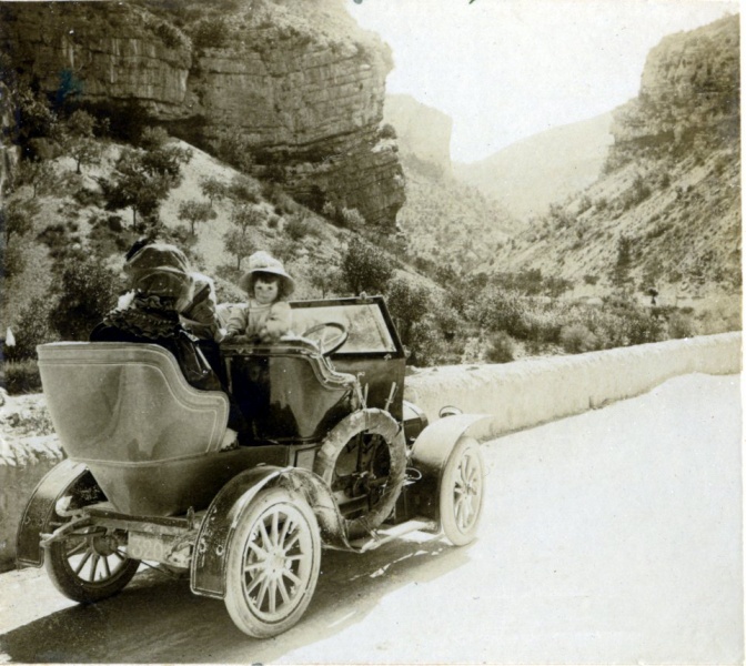 ?, 1909: La Zedel, Genevive, Henri (?)