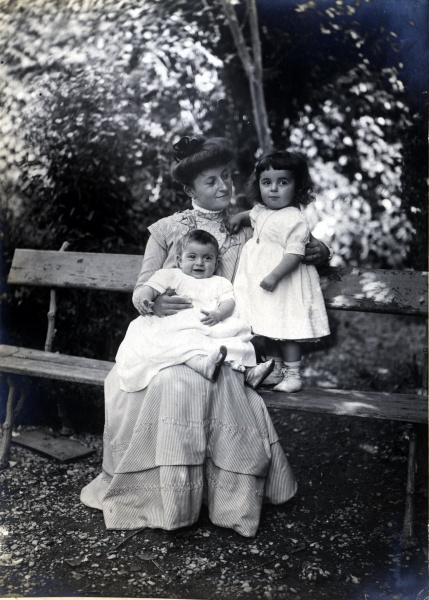 Digne, 1909: Yvonne, Genevive, Henri