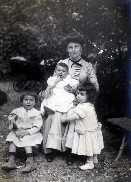 Digne, 1909: Jacques, Yvonne, Genevive, Henri
