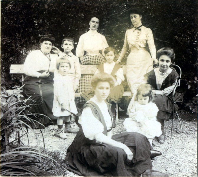 Digne, 1909: Toinon, Henri; Jacques, Paule, Jeanne; lisabeth, Franois, Marie-Louise, Genevive