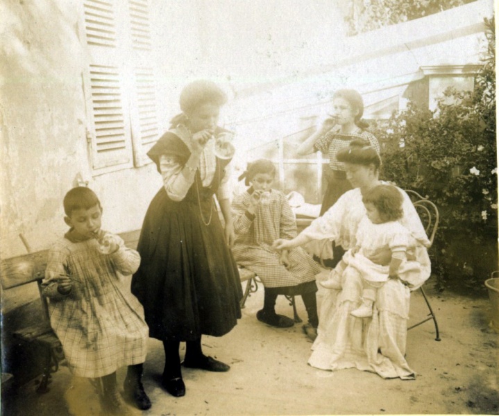 Digne, 1910: Franois, Toinon, Paule, Jeanne, Genevive, Henri