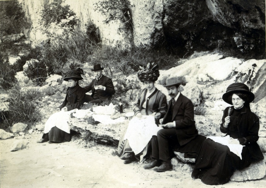 Gorges de l'Ardche (?), 1910: Mme et M. Bchevet, Genevive, Louis, Melle Bchevet