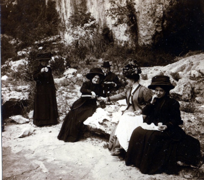 Gorges de l'Ardche (?), 1910: Mme, Melle et M. Bchevet, Genevive, X