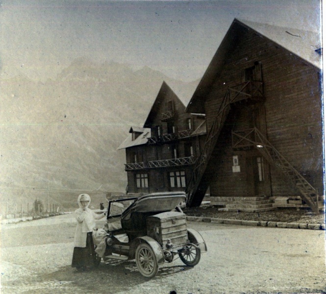 Col du Lautaret devant l'hôtel des glaciers, 1910: Genevive