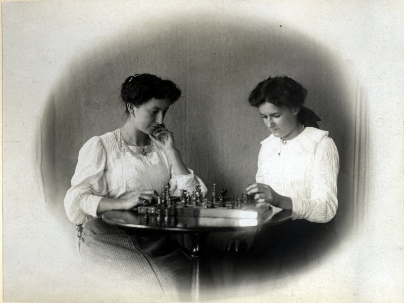 ?, 1910: Genevive, Toinon