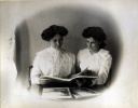 ?, 1910: Genevive, Toinon