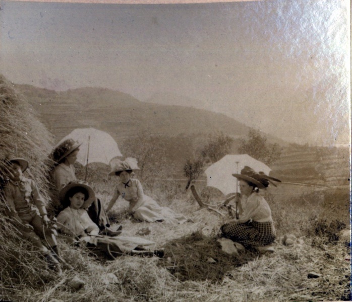 Vers Digne, 1911: Franois, Jeanne, Marie-Louise; Toinon, Genevive