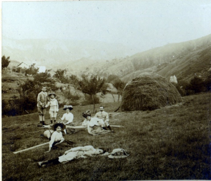Les Dourbes, 1911: Toinon; Jeanne; X, Franois, Marie-Louise, Genevive, Louis