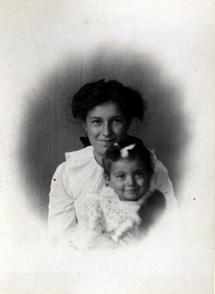 1911: Toinon, Yvonne