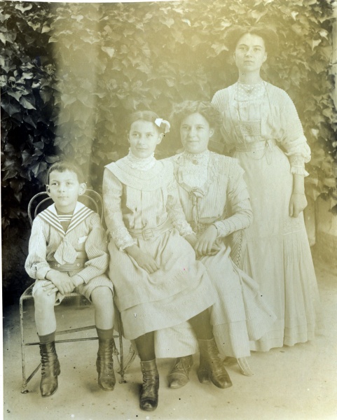 Digne, 1911: Franois, Paule, Toinon, Marie-Louise