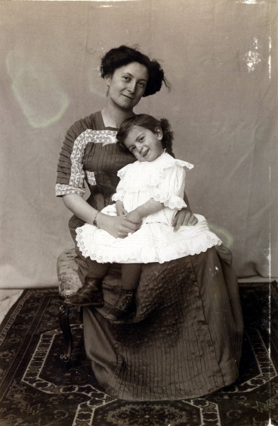 1911: Genevive, Yvonne