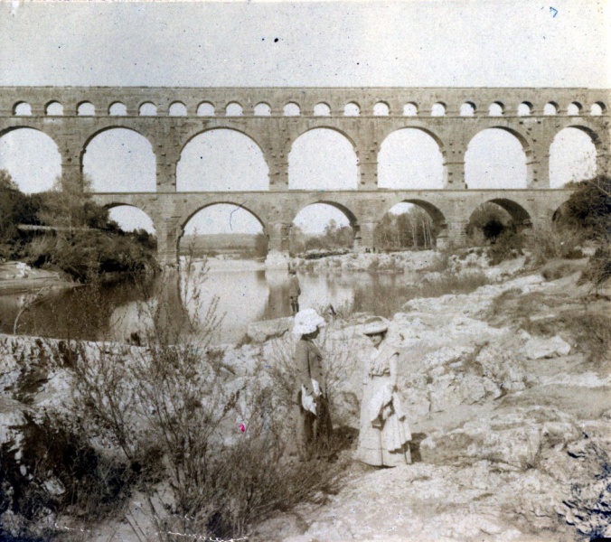 Pont du Gard, 1912: Mme et M. Maginot, Genevive