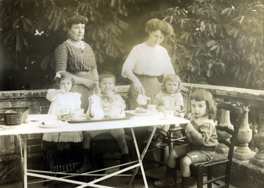 ?, 1912: Yvonne, Jacques, X, Henri; Mme Chopard, Genevive