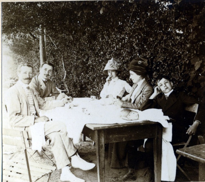 ?, 1912: M. Maginot, Andr, Genevive, Mme et fils Maginot