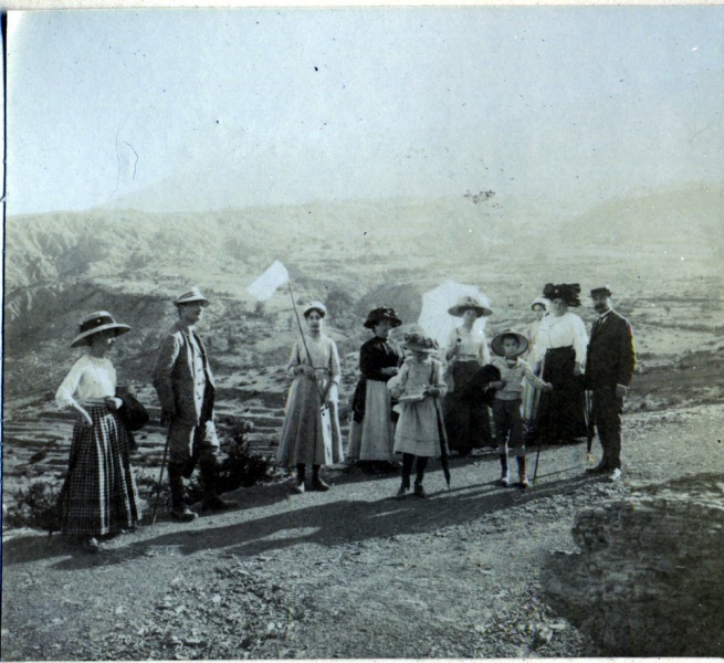 Les Dourbes, 1912: X, Andr, Jeanne, Zo, Paule, Genevive, Franois, Toinon, lisabeth, Joseph