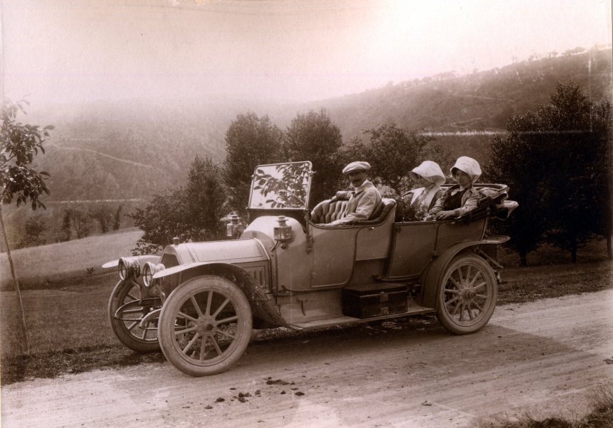 ?, 1912: la Peugeot, Maginots et Genevive