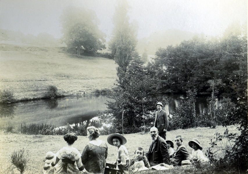 ?, 1912: Yvonne, Genevive, X, Jeanne, Y, Z, Jacques, W, Henri; Andr