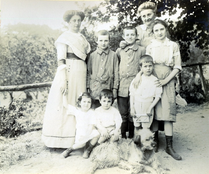 ?, 1912: Yvonne, Henri, Jacques; Genevive, autres