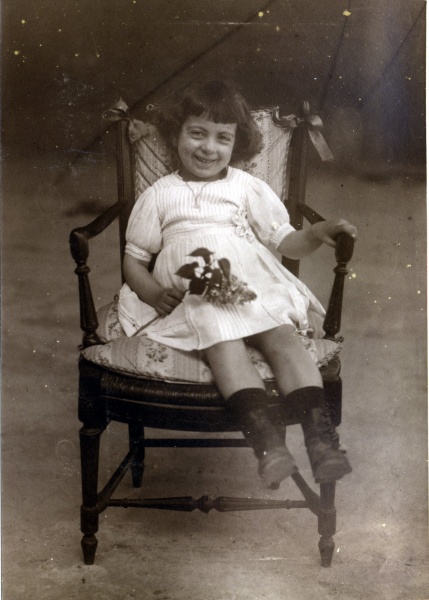?, 1913: Yvonne