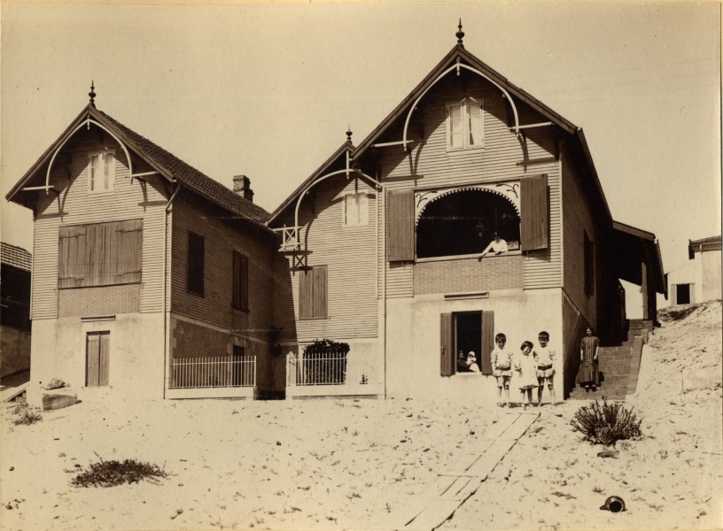 Mimizan, 1913: X, Pierre, Henri, Yvonne, Jacques, Y;  la fentre, Genevive