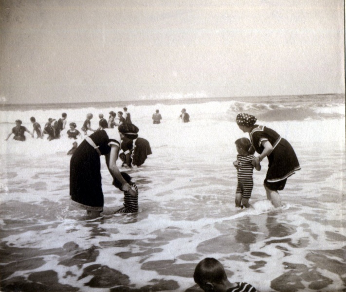 Mimizan, 1913: Jacques; X, Yvonne, Jacques, Genevive